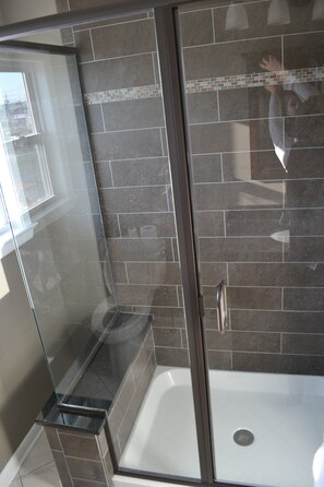 Tina con regadera, secadora de cabello, toallas 