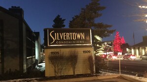 Señal de Silvertown Condominiums con dos números de edificio, 1505 y 1509, y un estacionamiento al frente.