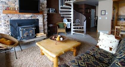 Walk to the slopes! 1 mile from downtown. Jan 17-21, Feb 24-March 6 available.