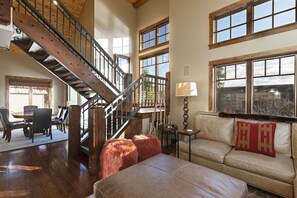 Smart TV, fireplace, DVD player, stereo