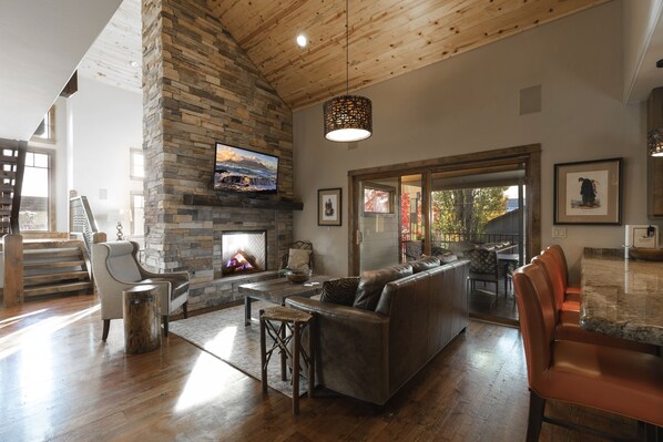 Smart TV, fireplace, DVD player, stereo