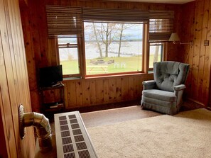 Televisor, reproductor de DVD, llibres i estèreo 