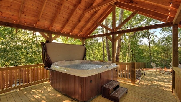 Ein Whirlpool auf einer Holterrasse mit Blick auf Bäume.