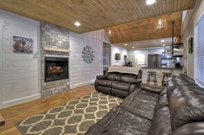 Fernseher, Kamin, DVD-Player