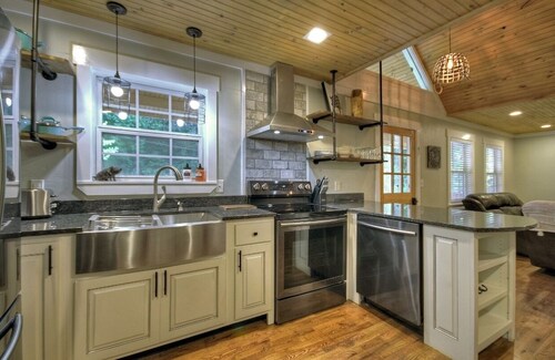 Romantic getaway! private New HotTub,putting green,sauna,KING bed,1min from town