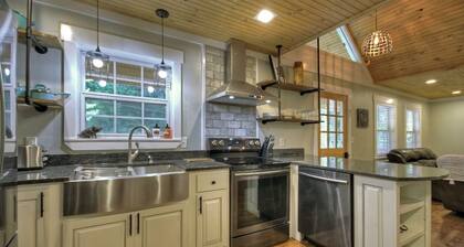 Romantic getaway! private New HotTub,putting green,sauna,KING bed,1min from town