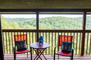 Outdoor dining - Romantic getaway with a view; close to SDC and the Branson Strip (Branson West)