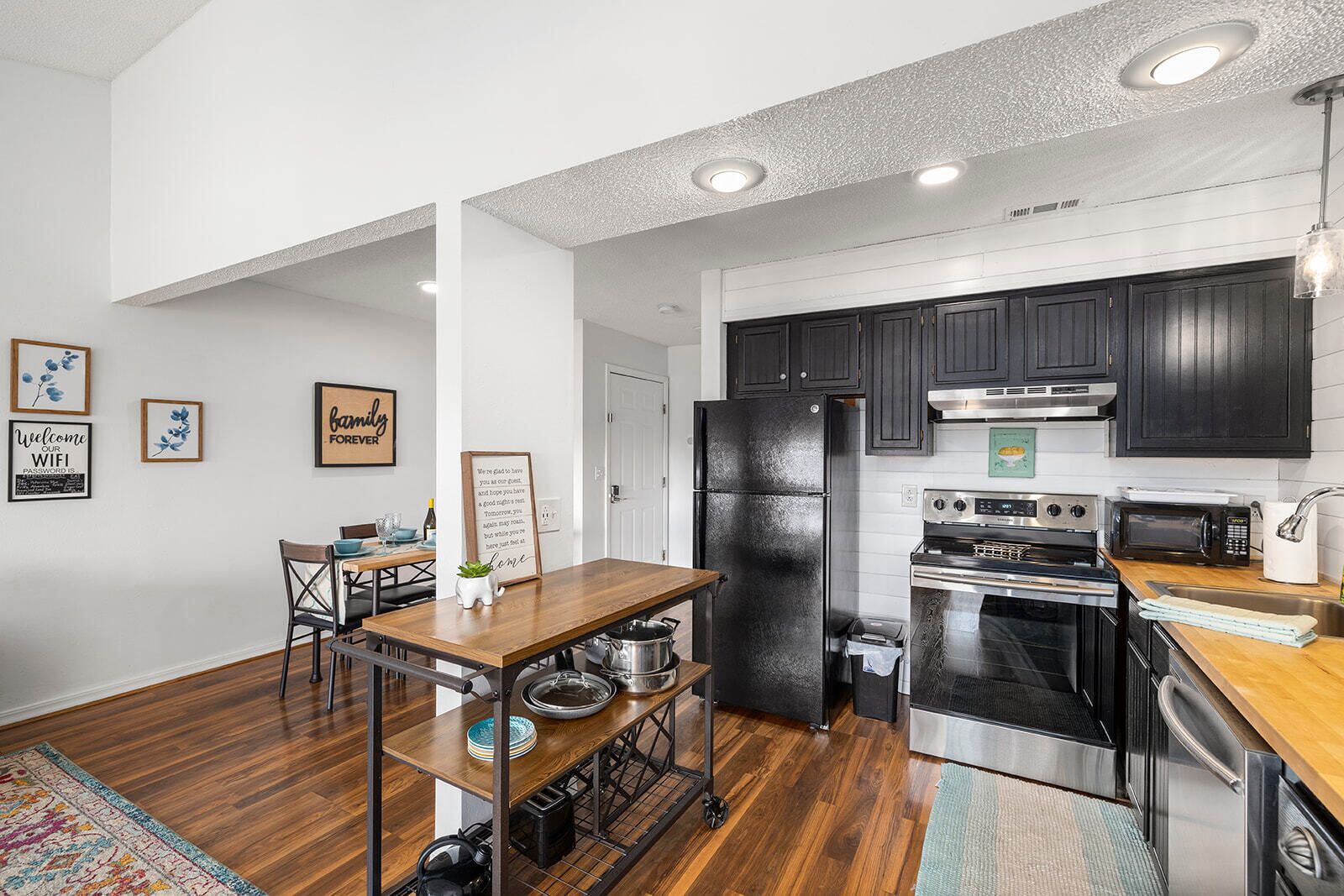 Kjøleskap, mikrobølgeovn, ovn og kokeplater