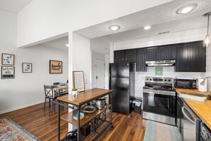 Fridge, microwave, oven, stovetop - Romantic getaway with a view; close to SDC and the Branson Strip (Branson West)