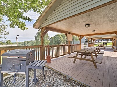 Romantic getaway with a view; close to SDC and the Branson Strip