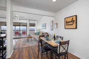 Dining - Romantic getaway with a view; close to SDC and the Branson Strip (Branson West)