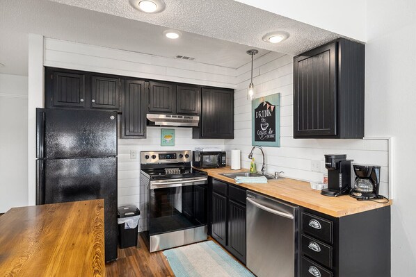 Fridge, microwave, oven, stovetop - Romantic getaway with a view; close to SDC and the Branson Strip (Branson West)