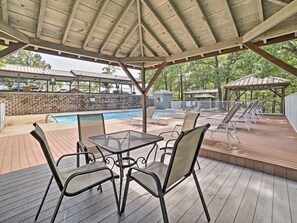 Outdoor dining - Romantic getaway with a view; close to SDC and the Branson Strip (Branson West)