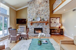 TV, fireplace