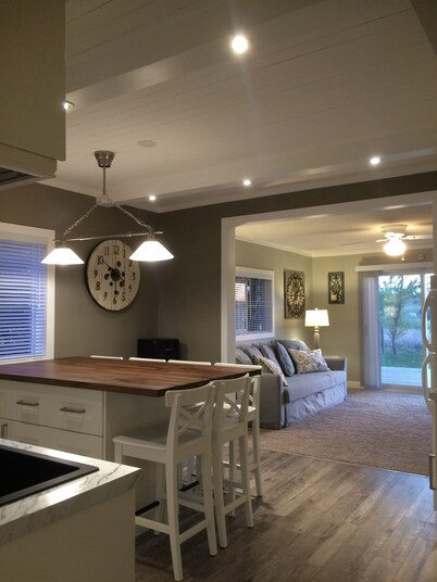 Family cottage 15 mins from Waterton, AB! Perfect Winter Getaway