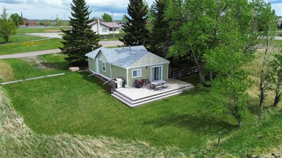 Family cottage 15 mins from Waterton, AB! Perfect Winter Getaway