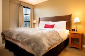 2 bedrooms, in-room safe, iron/ironing board, free WiFi - Beautiful Slopeside Whistler suite, access to HT! (Whistler)