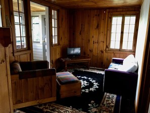 TV, DVD player, books, video library - Where eagles soar, the sun sets low and the deer are friendly. (Saint Germain)