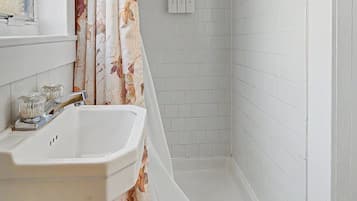 Douche, serviettes fournies, savon, shampoing
