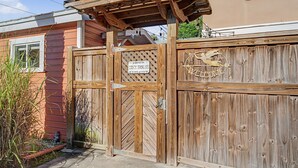 Una valla de madera con un letrero que dice 'Tiny House'.