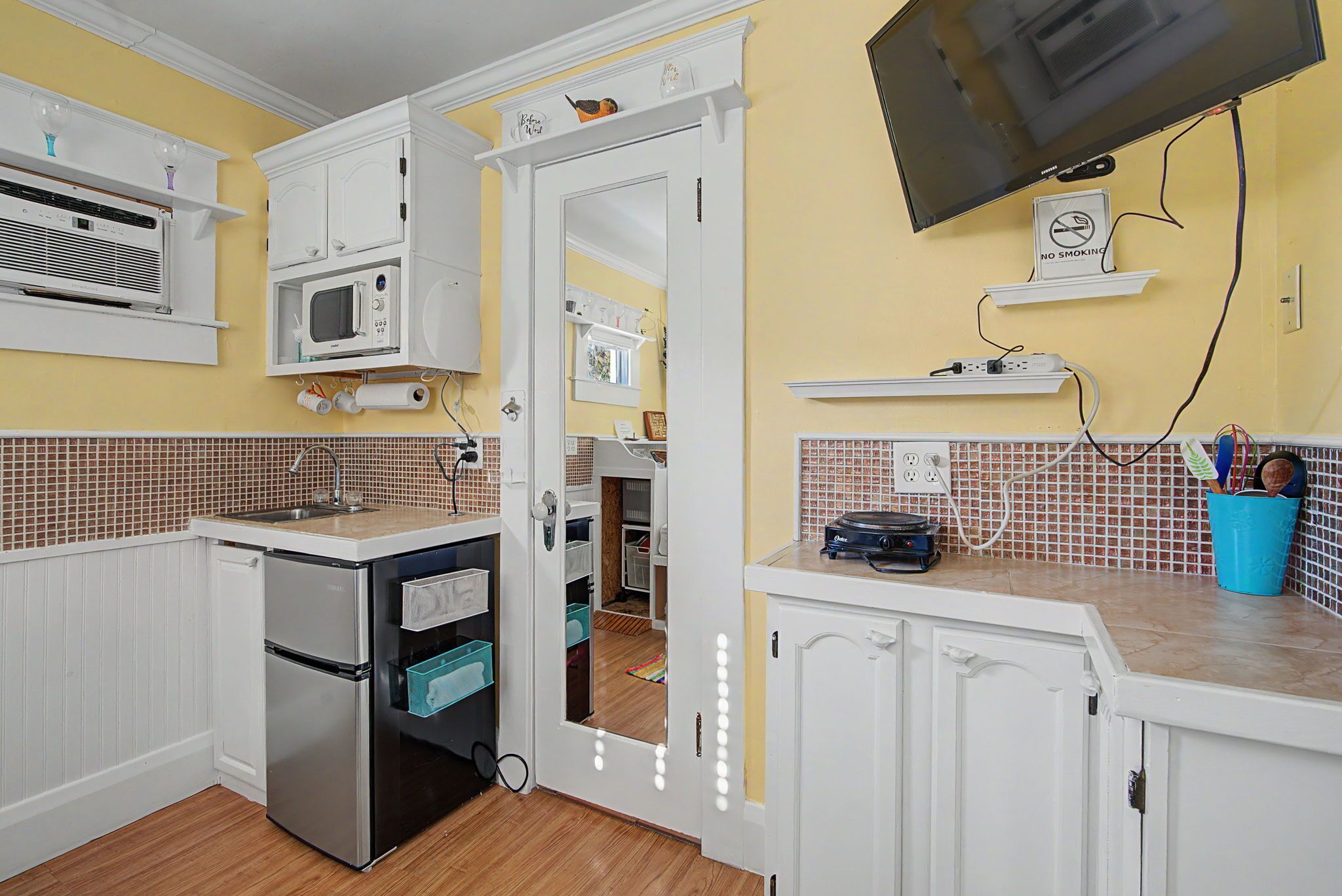 Réfrigérateur, micro-ondes, cafetière/bouilloire, grille-pain