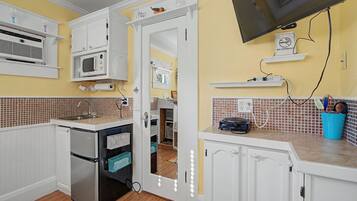 Réfrigérateur, micro-ondes, cafetiÚre/bouilloire, grille-pain