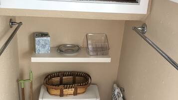 Douche, serviettes fournies, savon, shampoing