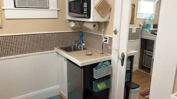 Réfrigérateur, micro-ondes, cafetiÚre/bouilloire, grille-pain