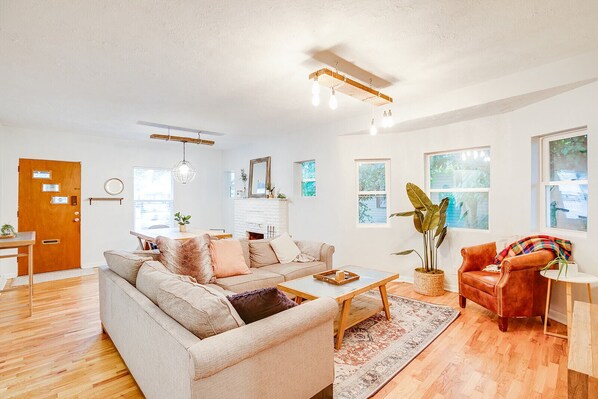 Smart TV, music library, stereo