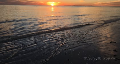 WINTER SALE - 1 BLOCK FROM THE BEACH - SLEEPS 10 - FREE WINE!