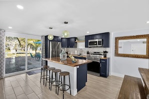 Fridge, microwave, oven, stovetop - WINTER SALE - 1 BLOCK FROM THE BEACH - SLEEPS 10 - FREE WINE! (Fort Myers Beach)