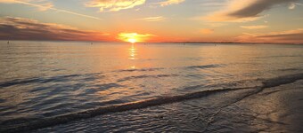 WINTER SALE - 1 BLOCK FROM THE BEACH - SLEEPS 10 - FREE WINE!
