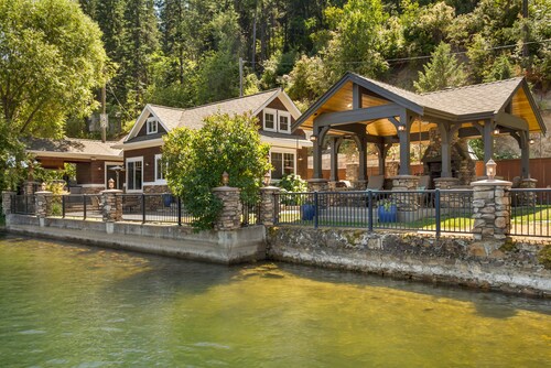 Waterfront Luxury Tiny Home w/ private dock on Deer Lake