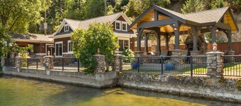 Waterfront, privat brygge, badestamp, utekjøkken og paviljong