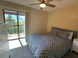 2 habitaciones, tabla de planchar con plancha y cuna de viaje 