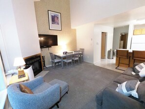 Télévision, cheminée, lecteur de DVD