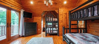Log Mahal: Lake Access, Dogs Welcome, Dock Slip, Hot Tub, Fire Pit!