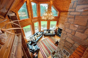 Een televisie, een open haard en een dvd-speler