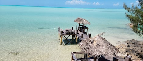 Sur la plage, chaise longue, serviettes de plage