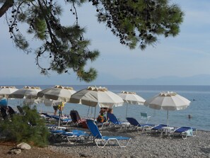 Plage, parasols