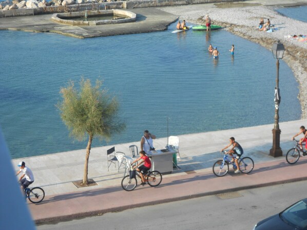 Sulla spiaggia, ombrelloni