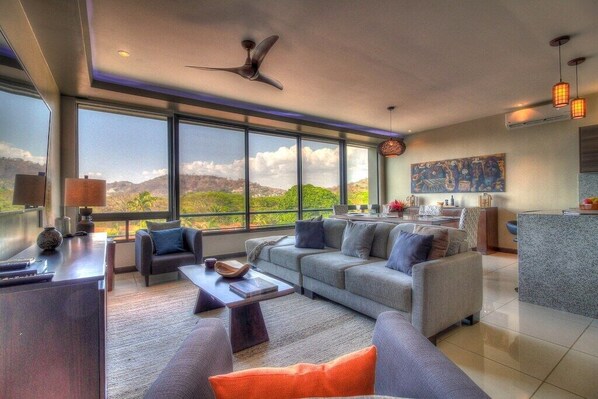 Smart TV, reproductor de DVD y libros 