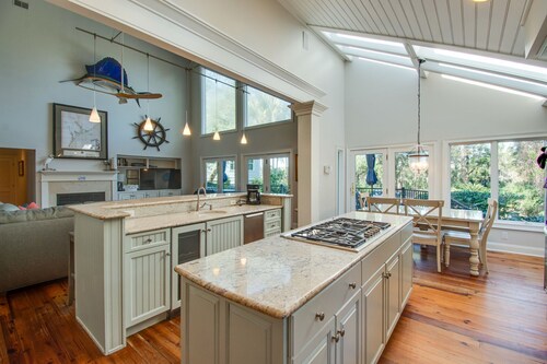 2 Min.Walk to Beach!3 Primary Suites, new deck/private pool/Ping Pong