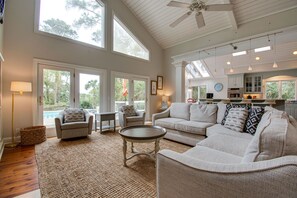 Älytelevisio, DVD-soitin, pöytäjalkapallopöytä, pöytätennispöytä