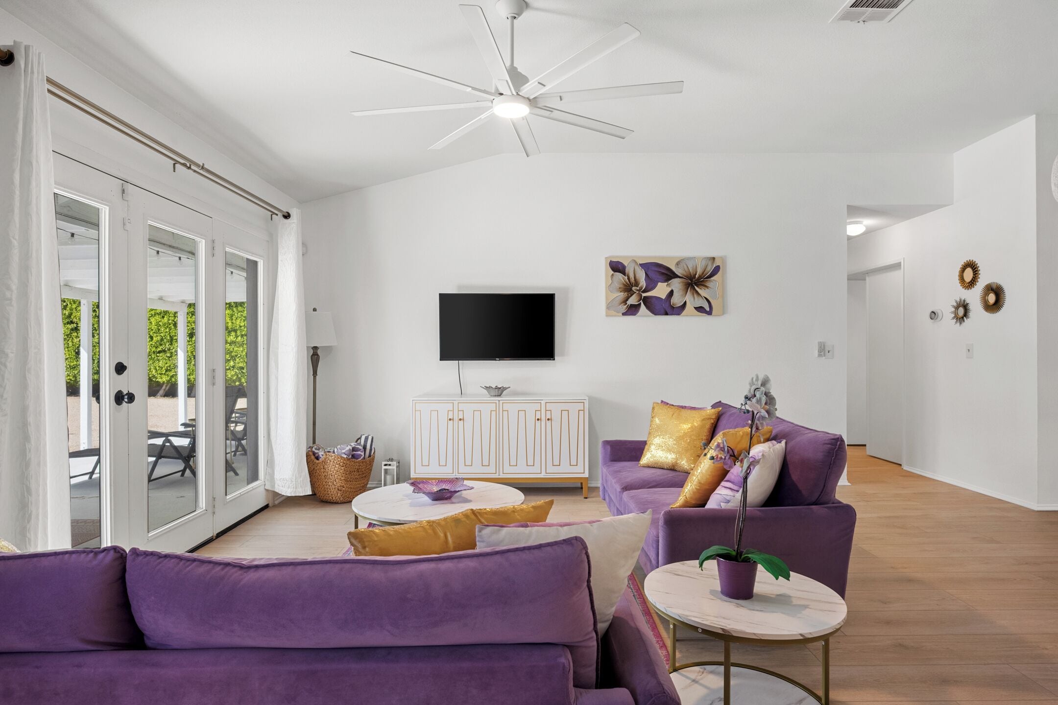 Smart TV, fireplace, DVD player, ping pong