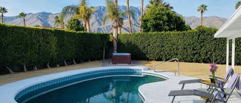 Una piscina al aire libre, una piscina climatizada