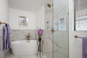 Badewanne, Whirlpool, Haartrockner, Handtücher