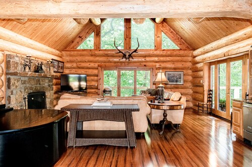 Eristäytynyt hirsitalo Hamilton-järvellä, yksityisellä venelaiturilla