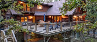 Maison en bois rond isolée sur le lac Hamilton avec quai de bateau privé