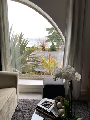 Interior - Beachfront Honeymoon suite jacuzzi, fireplace, Bbq, Hot tub,oyster/clams,kayaks (Qualicum Beach)